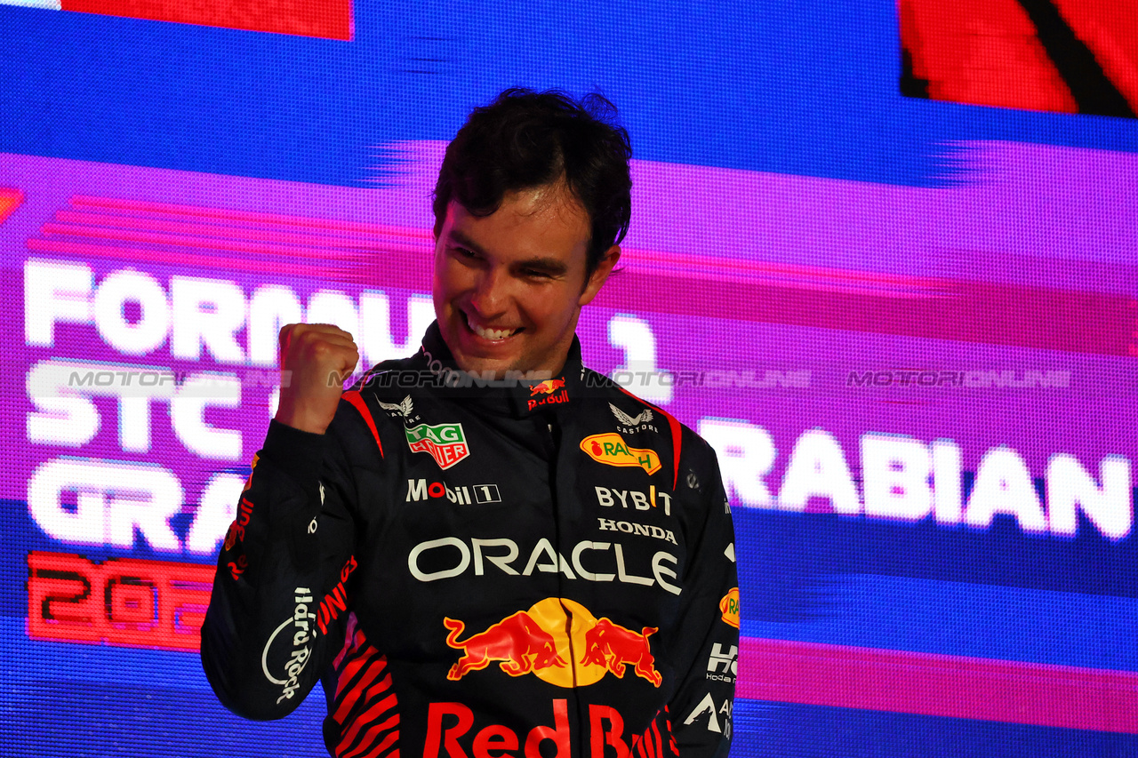 GP ARABIA SAUDITA, Gara winner Sergio Perez (MEX) Red Bull Racing celebrates on the podium.

19.03.2023. Formula 1 World Championship, Rd 2, Saudi Arabian Grand Prix, Jeddah, Saudi Arabia, Gara Day.

 - www.xpbimages.com, EMail: requests@xpbimages.com © Copyright: Coates / XPB Images