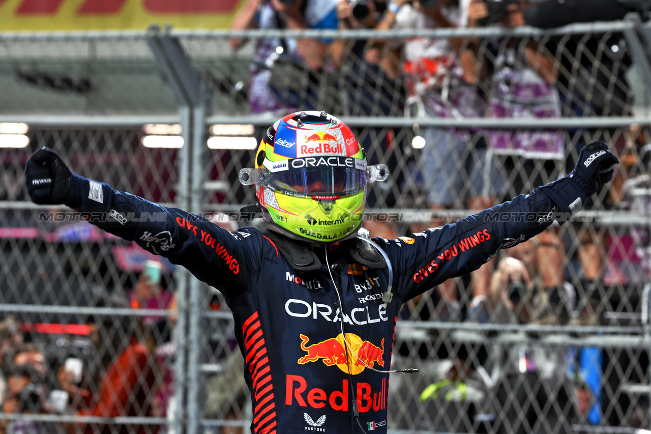 GP ARABIA SAUDITA, Gara winner Sergio Perez (MEX) Red Bull Racing celebrates in parc ferme.

19.03.2023. Formula 1 World Championship, Rd 2, Saudi Arabian Grand Prix, Jeddah, Saudi Arabia, Gara Day.

 - www.xpbimages.com, EMail: requests@xpbimages.com © Copyright: Coates / XPB Images