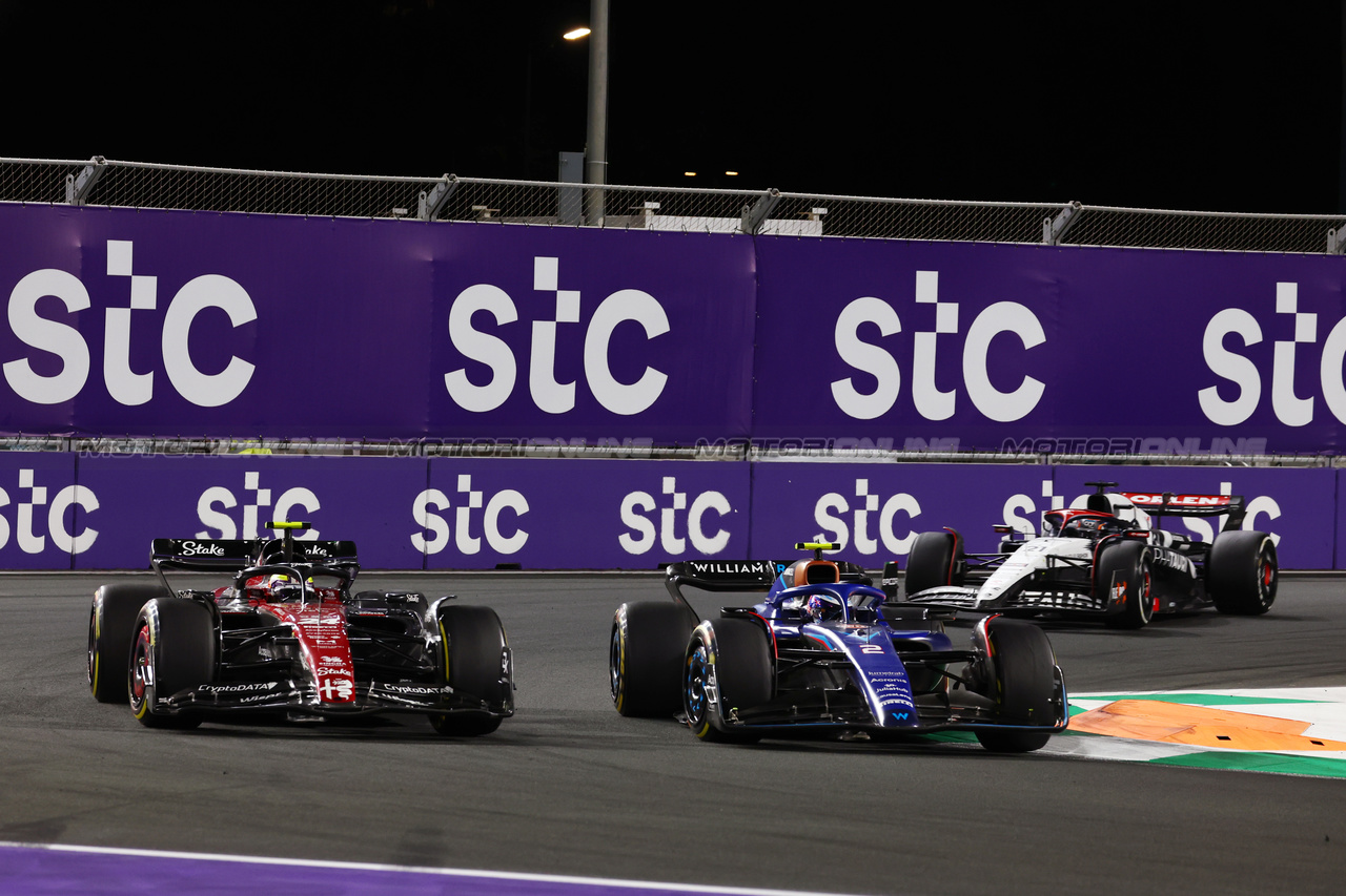 GP ARABIA SAUDITA, (L to R): Zhou Guanyu (CHN) Alfa Romeo F1 Team C43 e Logan Sargeant (USA) Williams Racing FW45 battle for position.

19.03.2023. Formula 1 World Championship, Rd 2, Saudi Arabian Grand Prix, Jeddah, Saudi Arabia, Gara Day.

 - www.xpbimages.com, EMail: requests@xpbimages.com © Copyright: Coates / XPB Images