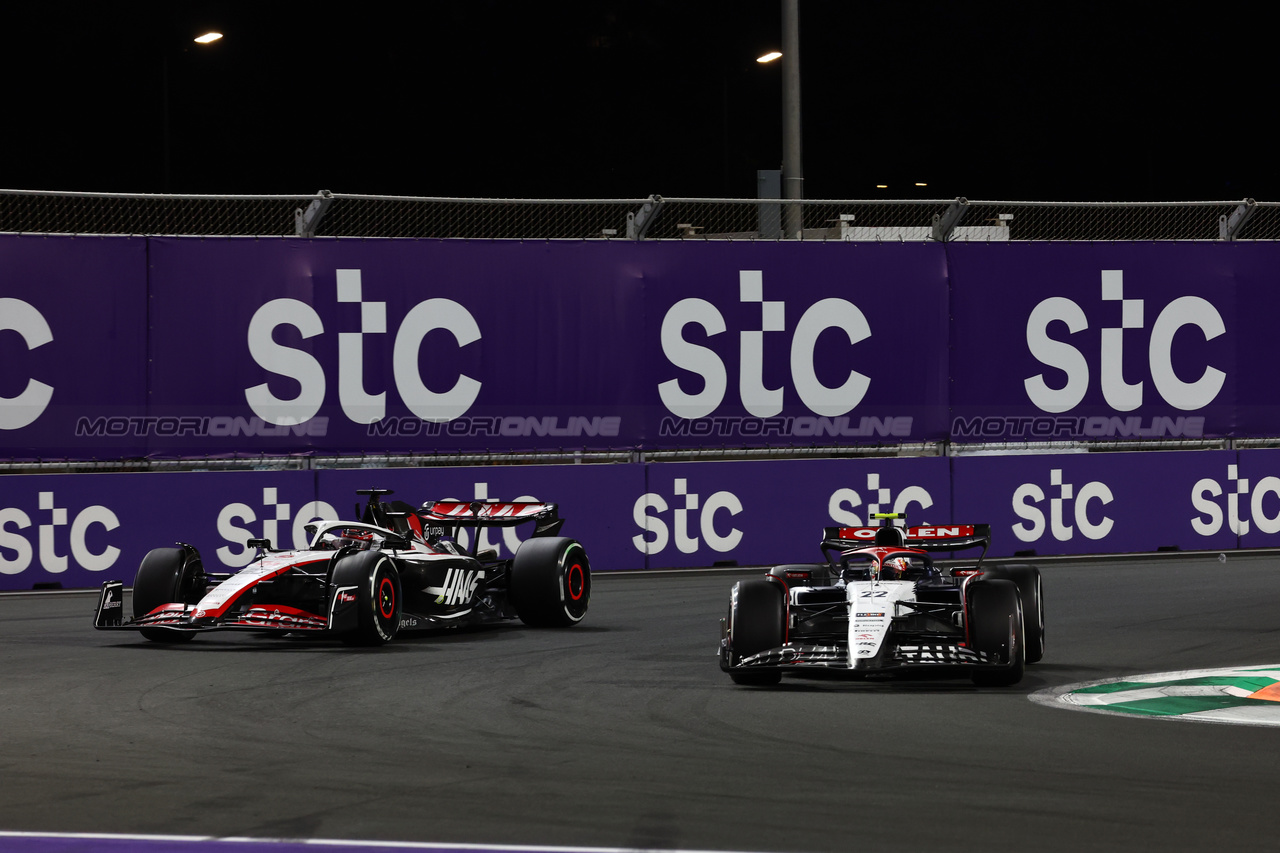 GP ARABIA SAUDITA, Yuki Tsunoda (JPN) AlphaTauri AT04 e Nico Hulkenberg (GER) Haas VF-23 battle for position.

19.03.2023. Formula 1 World Championship, Rd 2, Saudi Arabian Grand Prix, Jeddah, Saudi Arabia, Gara Day.

 - www.xpbimages.com, EMail: requests@xpbimages.com © Copyright: Coates / XPB Images