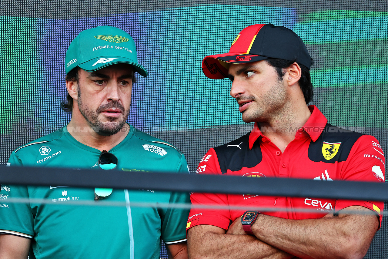 GP ARABIA SAUDITA, (L to R): Fernando Alonso (ESP) Aston Martin F1 Team with Carlos Sainz Jr (ESP) Ferrari on the drivers' parade.

19.03.2023. Formula 1 World Championship, Rd 2, Saudi Arabian Grand Prix, Jeddah, Saudi Arabia, Gara Day.

- www.xpbimages.com, EMail: requests@xpbimages.com © Copyright: Batchelor / XPB Images