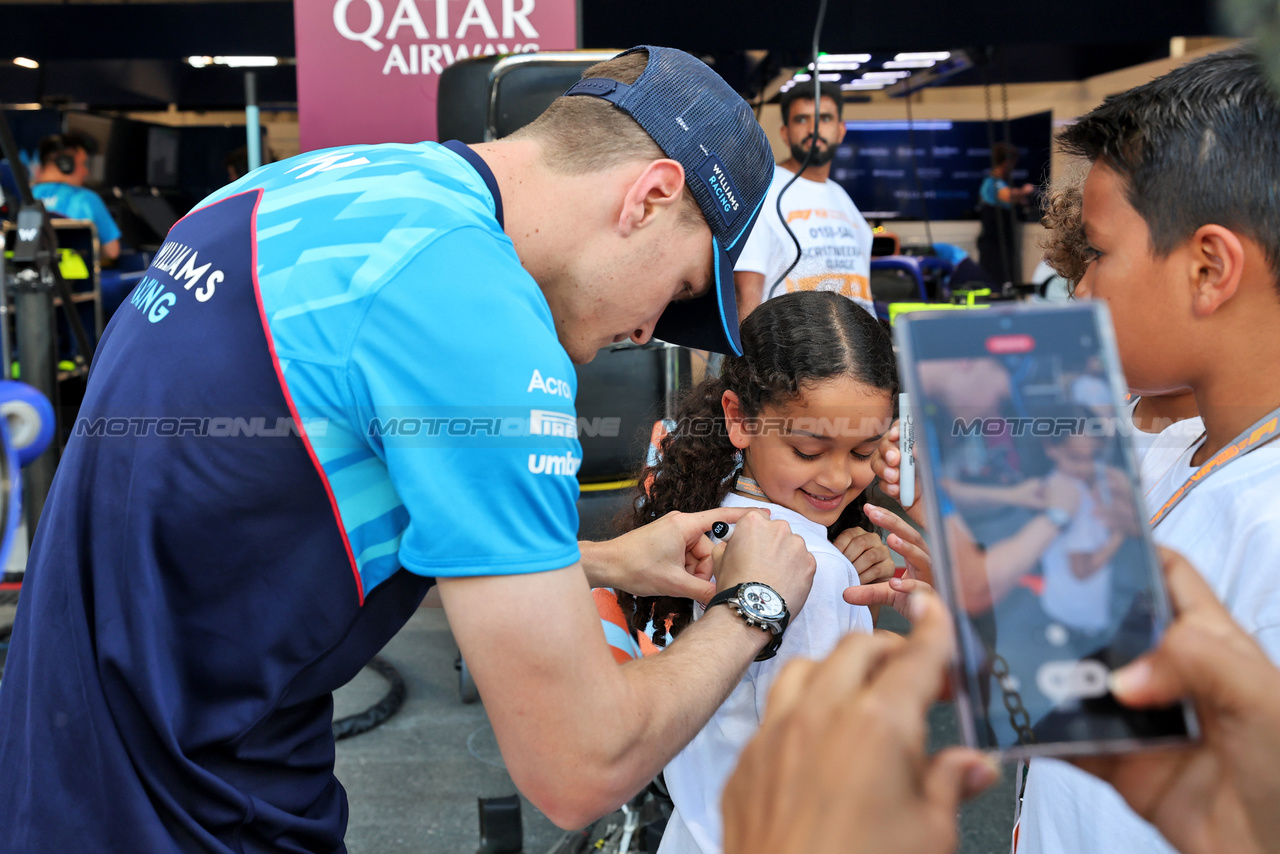 GP ARABIA SAUDITA, Logan Sargeant (USA) Williams Racing with young fans.

19.03.2023. Formula 1 World Championship, Rd 2, Saudi Arabian Grand Prix, Jeddah, Saudi Arabia, Gara Day.

- www.xpbimages.com, EMail: requests@xpbimages.com © Copyright: Rew / XPB Images