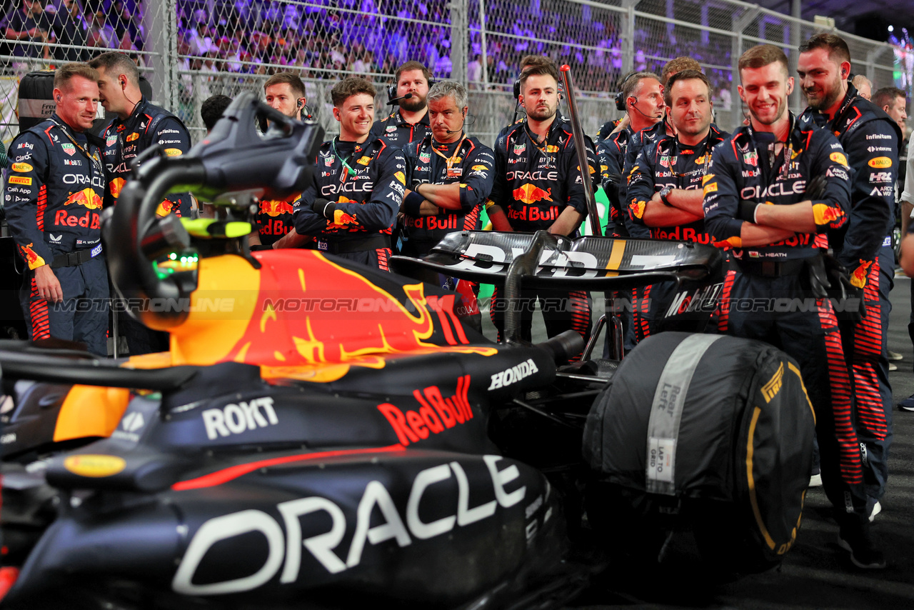 GP ARABIA SAUDITA, Sergio Perez (MEX) Red Bull Racing RB19 meccanici on the grid.

19.03.2023. Formula 1 World Championship, Rd 2, Saudi Arabian Grand Prix, Jeddah, Saudi Arabia, Gara Day.

- www.xpbimages.com, EMail: requests@xpbimages.com © Copyright: Rew / XPB Images