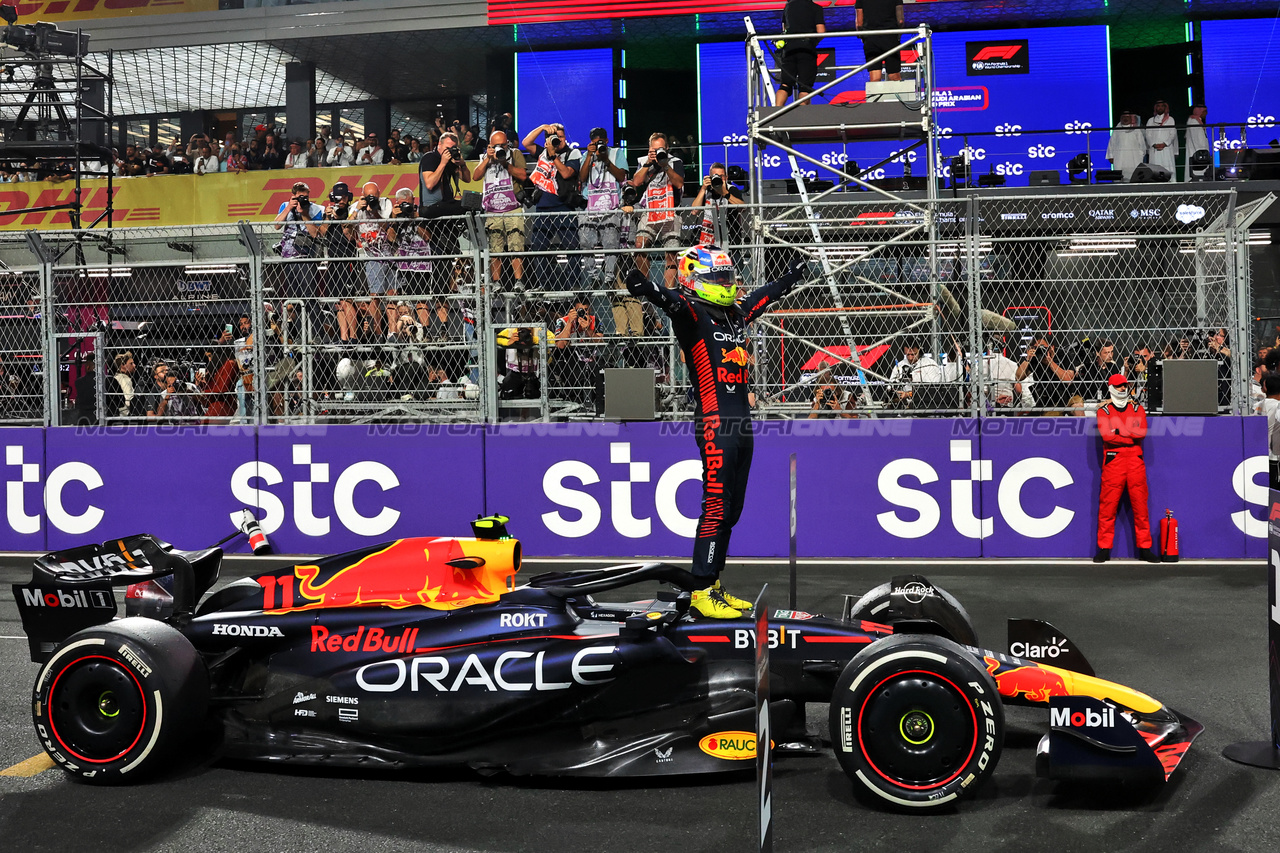 GP ARABIA SAUDITA, Gara winner Sergio Perez (MEX) Red Bull Racing RB19 celebrates in parc ferme.

19.03.2023. Formula 1 World Championship, Rd 2, Saudi Arabian Grand Prix, Jeddah, Saudi Arabia, Gara Day.

- www.xpbimages.com, EMail: requests@xpbimages.com © Copyright: Rew / XPB Images