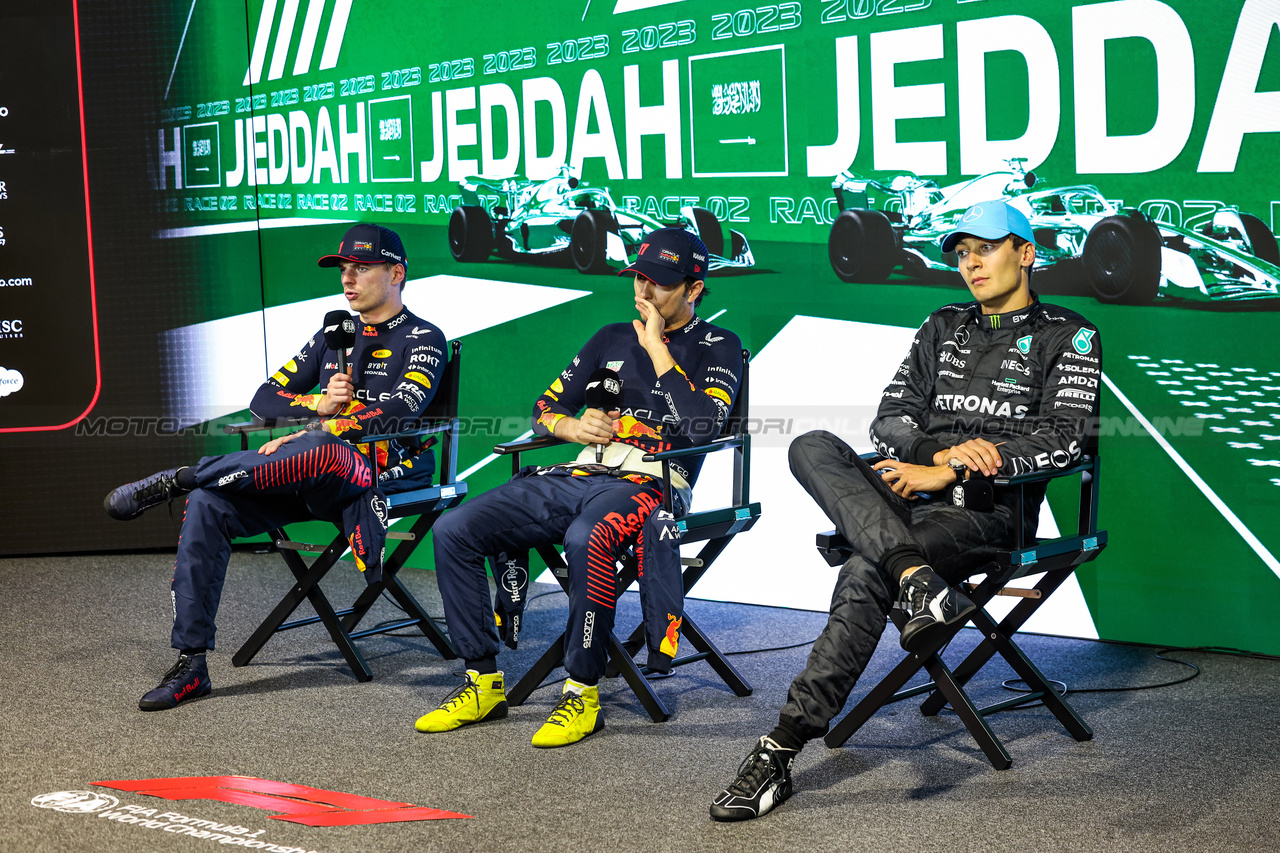 GP ARABIA SAUDITA, (L to R): Max Verstappen (NLD) Red Bull Racing, second; Sergio Perez (MEX) Red Bull Racing, vincitore; e George Russell (GBR) Mercedes AMG F1, third, in the the post race FIA Press Conference.

19.03.2023. Formula 1 World Championship, Rd 2, Saudi Arabian Grand Prix, Jeddah, Saudi Arabia, Gara Day.

- www.xpbimages.com, EMail: requests@xpbimages.com © Copyright: XPB Images