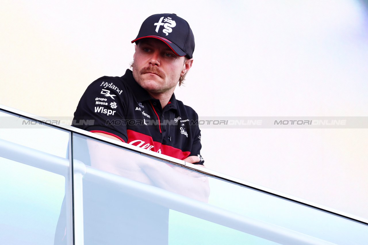 GP ARABIA SAUDITA, Valtteri Bottas (FIN) Alfa Romeo F1 Team on the drivers' parade.

19.03.2023. Formula 1 World Championship, Rd 2, Saudi Arabian Grand Prix, Jeddah, Saudi Arabia, Gara Day.

 - www.xpbimages.com, EMail: requests@xpbimages.com © Copyright: Coates / XPB Images