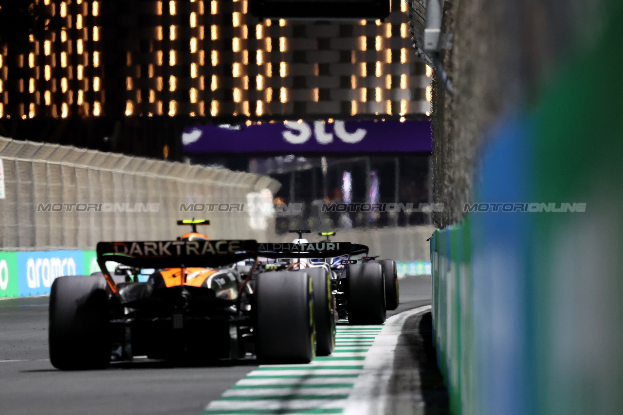 GP ARABIA SAUDITA, Nyck de Vries (NLD) AlphaTauri AT04 davanti a Lando Norris (GBR) McLaren MCL60.

19.03.2023. Formula 1 World Championship, Rd 2, Saudi Arabian Grand Prix, Jeddah, Saudi Arabia, Gara Day.

- www.xpbimages.com, EMail: requests@xpbimages.com © Copyright: Rew / XPB Images