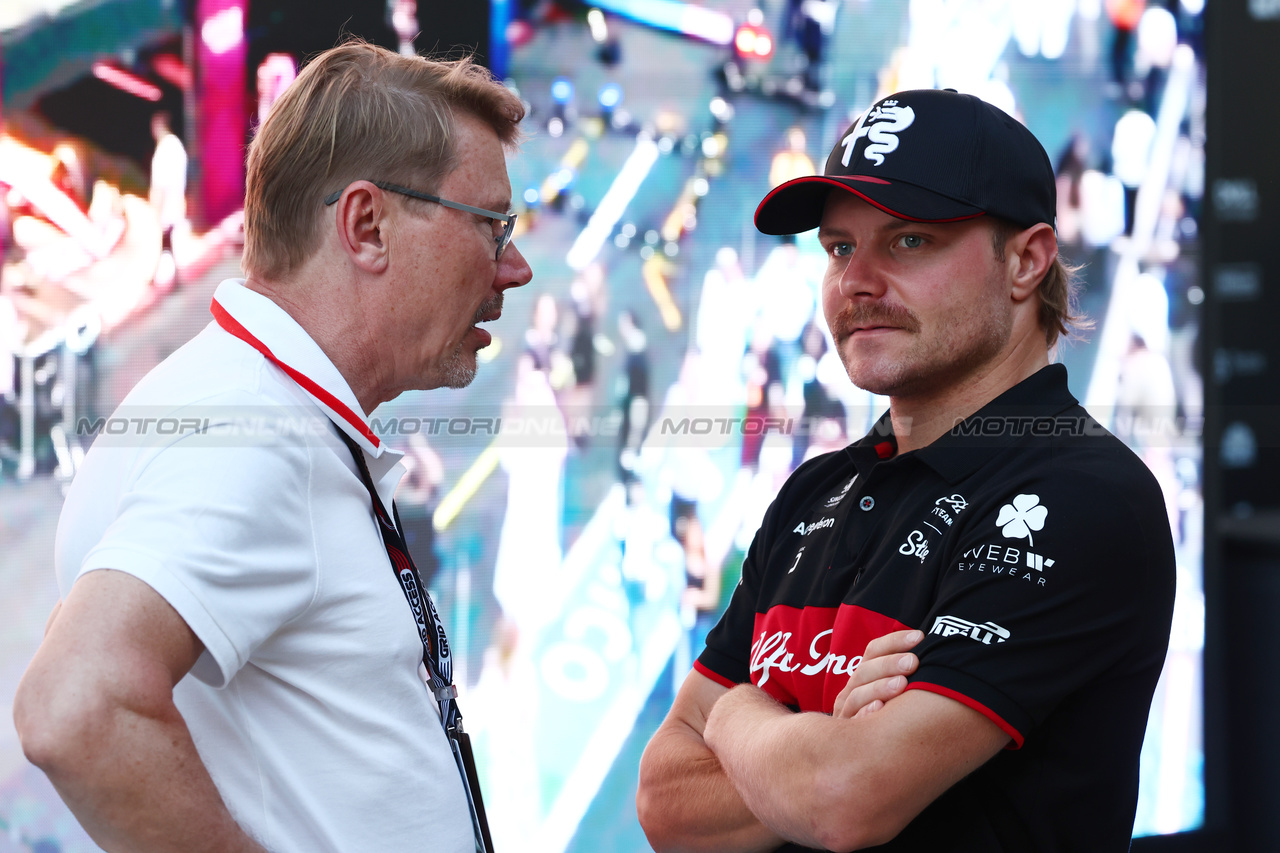 GP ARABIA SAUDITA, (L to R): Mika Hakkinen (FIN) with Valtteri Bottas (FIN) Alfa Romeo F1 Team.

19.03.2023. Formula 1 World Championship, Rd 2, Saudi Arabian Grand Prix, Jeddah, Saudi Arabia, Gara Day.

 - www.xpbimages.com, EMail: requests@xpbimages.com © Copyright: Coates / XPB Images