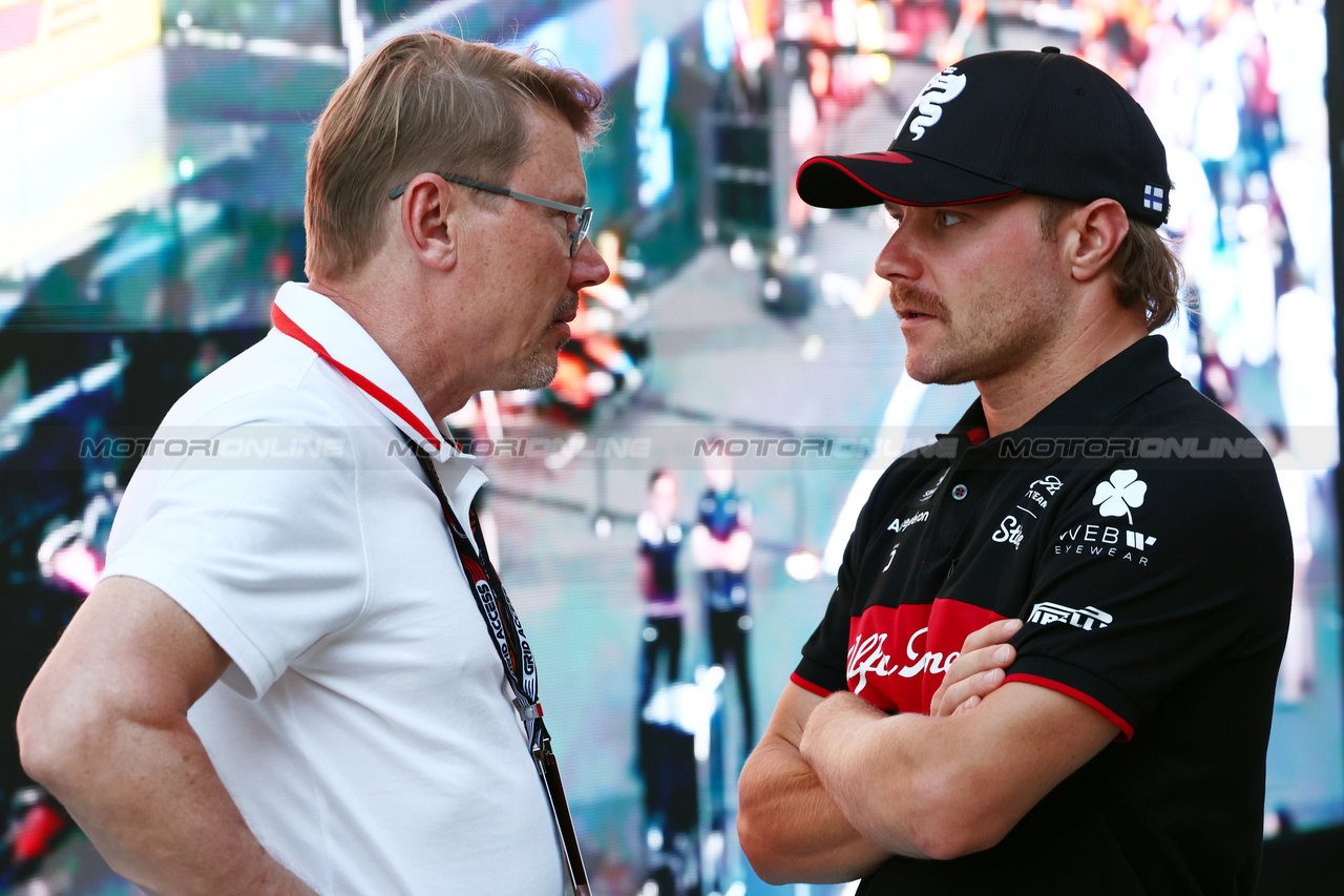 GP ARABIA SAUDITA, (L to R): Mika Hakkinen (FIN) with Valtteri Bottas (FIN) Alfa Romeo F1 Team.

19.03.2023. Formula 1 World Championship, Rd 2, Saudi Arabian Grand Prix, Jeddah, Saudi Arabia, Gara Day.

 - www.xpbimages.com, EMail: requests@xpbimages.com © Copyright: Coates / XPB Images