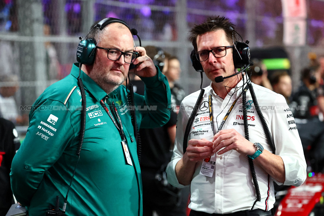 GP ARABIA SAUDITA, (L to R): Tom McCullough (GBR) Aston Martin F1 Team Performance Director with Andrew Shovlin (GBR) Mercedes AMG F1 Trackside Engineering Director on the grid.

19.03.2023. Formula 1 World Championship, Rd 2, Saudi Arabian Grand Prix, Jeddah, Saudi Arabia, Gara Day.

- www.xpbimages.com, EMail: requests@xpbimages.com © Copyright: Batchelor / XPB Images