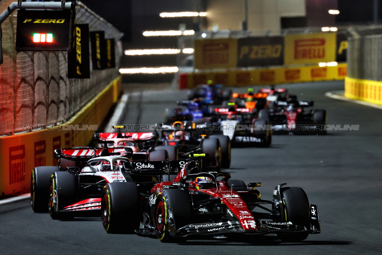 GP ARABIA SAUDITA, Zhou Guanyu (CHN) Alfa Romeo F1 Team C43.

19.03.2023. Formula 1 World Championship, Rd 2, Saudi Arabian Grand Prix, Jeddah, Saudi Arabia, Gara Day.

- www.xpbimages.com, EMail: requests@xpbimages.com © Copyright: Batchelor / XPB Images