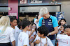 GP ARABIA SAUDITA, Alexander Albon (THA) Williams Racing with young fans.
19.03.2023. Formula 1 World Championship, Rd 2, Saudi Arabian Grand Prix, Jeddah, Saudi Arabia, Gara Day.
- www.xpbimages.com, EMail: requests@xpbimages.com © Copyright: Rew / XPB Images