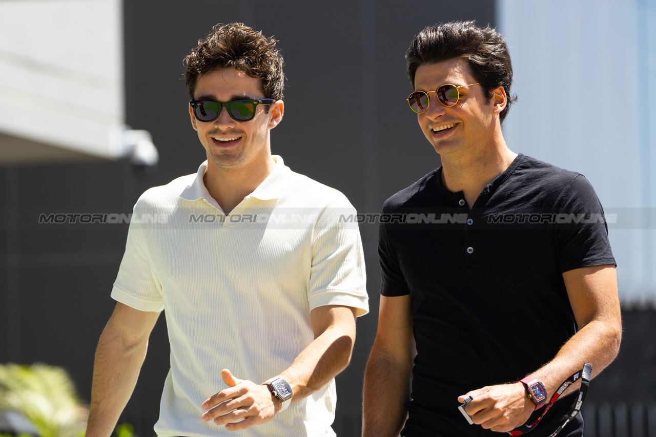 GP ARABIA SAUDITA, (L to R): Charles Leclerc (MON) Ferrari e team mate Carlos Sainz Jr (ESP) Ferrari.

16.03.2023. Formula 1 World Championship, Rd 2, Saudi Arabian Grand Prix, Jeddah, Saudi Arabia, Preparation Day.

- www.xpbimages.com, EMail: requests@xpbimages.com ¬© Copyright: Rew / XPB Images