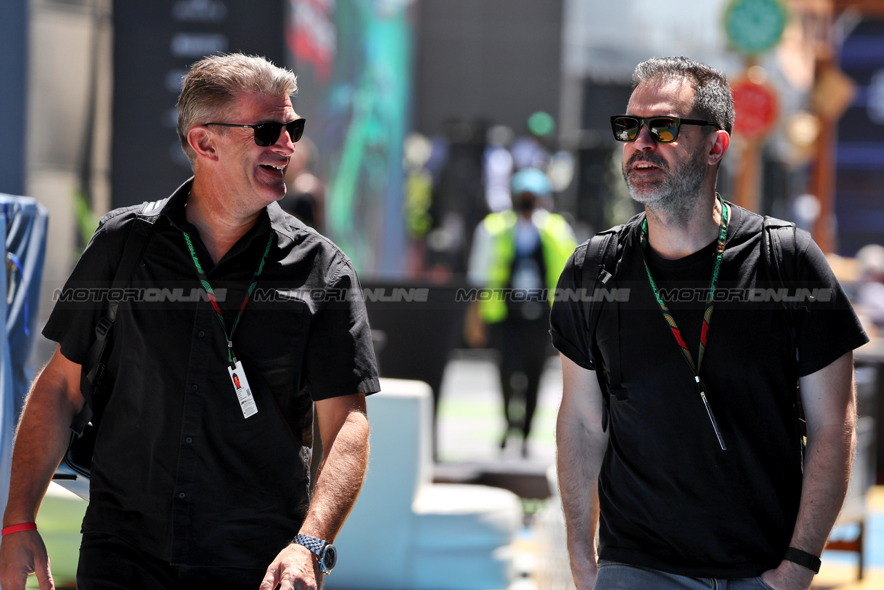 GP ARABIA SAUDITA, (L to R): Graeme Lowdon (GBR) with Marc Hynes (GBR).

16.03.2023. Formula 1 World Championship, Rd 2, Saudi Arabian Grand Prix, Jeddah, Saudi Arabia, Preparation Day.

- www.xpbimages.com, EMail: requests@xpbimages.com ¬© Copyright: Moy / XPB Images