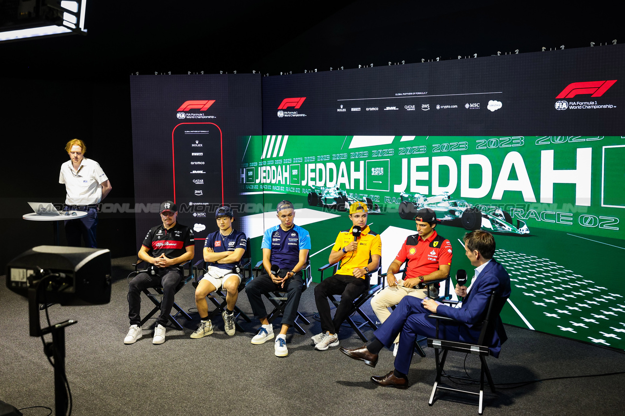 GP ARABIA SAUDITA, (L to R): Valtteri Bottas (FIN) Alfa Romeo F1 Team; Yuki Tsunoda (JPN) AlphaTauri; Alexander Albon (THA) Williams Racing; Lando Norris (GBR) McLaren; e Carlos Sainz Jr (ESP) Ferrari, in the FIA Press Conference.

16.03.2023. Formula 1 World Championship, Rd 2, Saudi Arabian Grand Prix, Jeddah, Saudi Arabia, Preparation Day.

- www.xpbimages.com, EMail: requests@xpbimages.com ¬© Copyright: XPB Images