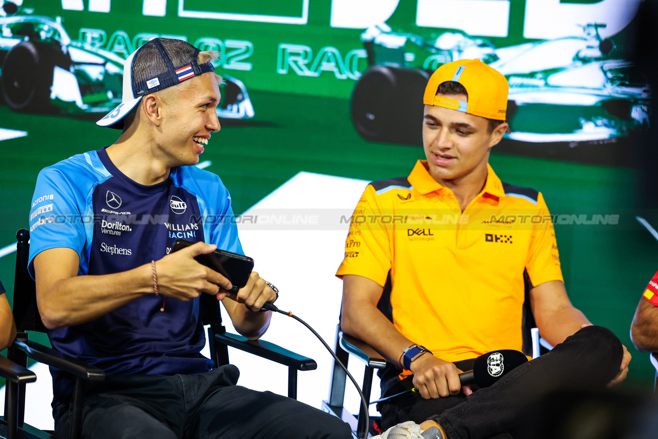 GP ARABIA SAUDITA, (L to R): Alexander Albon (THA) Williams Racing e Lando Norris (GBR) McLaren in the FIA Press Conference.

16.03.2023. Formula 1 World Championship, Rd 2, Saudi Arabian Grand Prix, Jeddah, Saudi Arabia, Preparation Day.

- www.xpbimages.com, EMail: requests@xpbimages.com ¬© Copyright: XPB Images