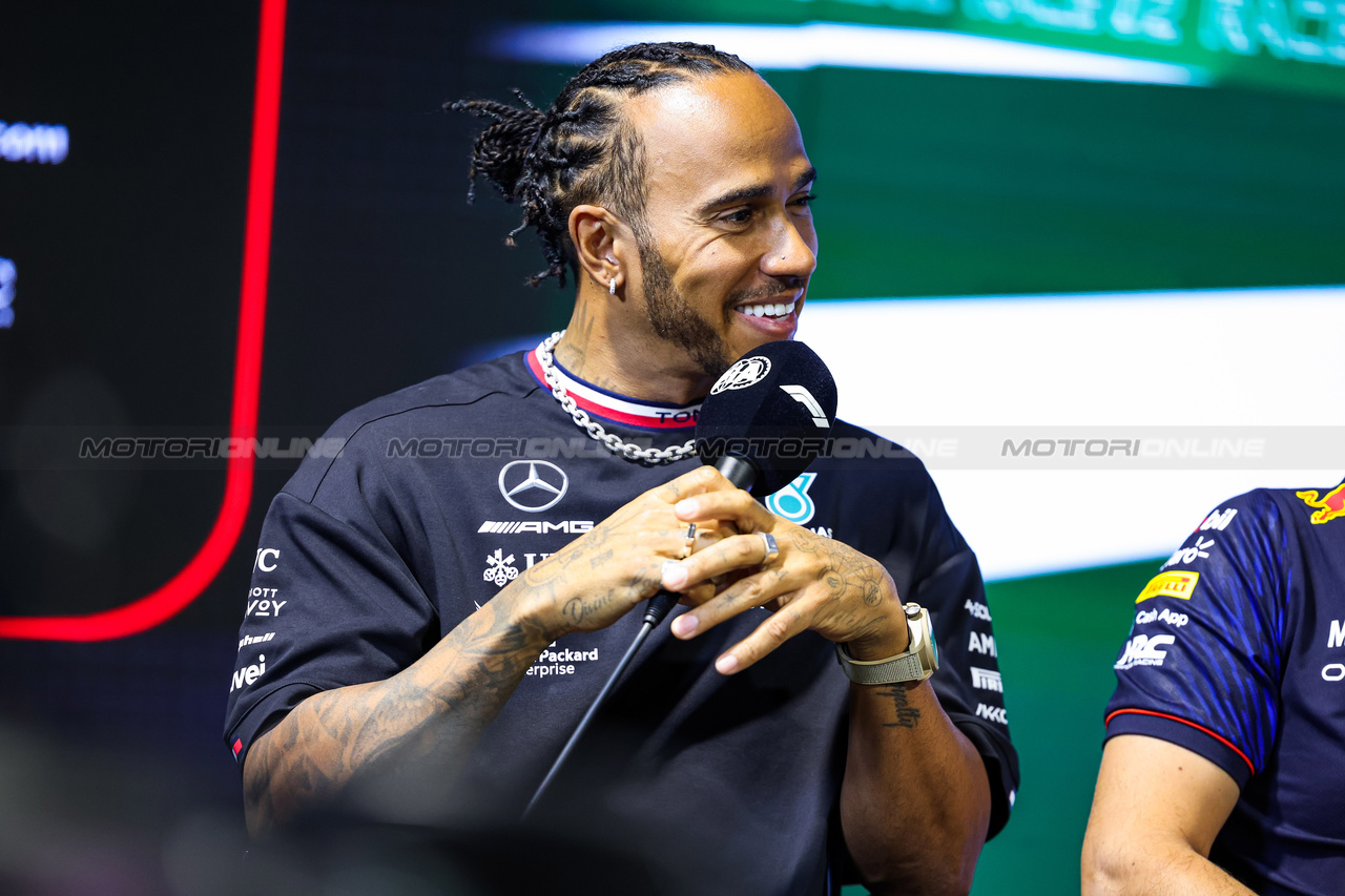 GP ARABIA SAUDITA, Lewis Hamilton (GBR) Mercedes AMG F1 in the FIA Press Conference.

16.03.2023. Formula 1 World Championship, Rd 2, Saudi Arabian Grand Prix, Jeddah, Saudi Arabia, Preparation Day.

- www.xpbimages.com, EMail: requests@xpbimages.com ¬© Copyright: XPB Images