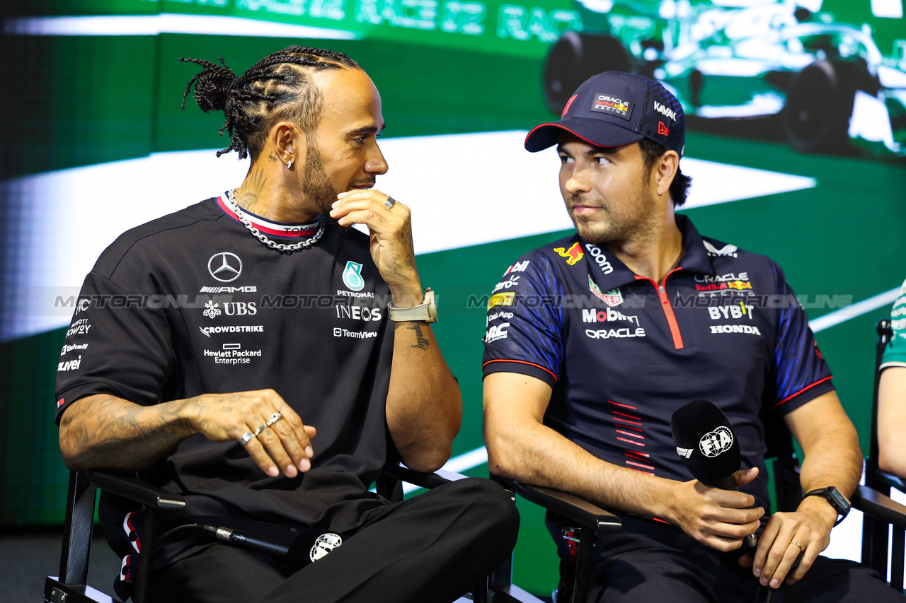 GP ARABIA SAUDITA, (L to R): Lewis Hamilton (GBR) Mercedes AMG F1 with Sergio Perez (MEX) Red Bull Racing, in the FIA Press Conference.

16.03.2023. Formula 1 World Championship, Rd 2, Saudi Arabian Grand Prix, Jeddah, Saudi Arabia, Preparation Day.

- www.xpbimages.com, EMail: requests@xpbimages.com ¬© Copyright: XPB Images