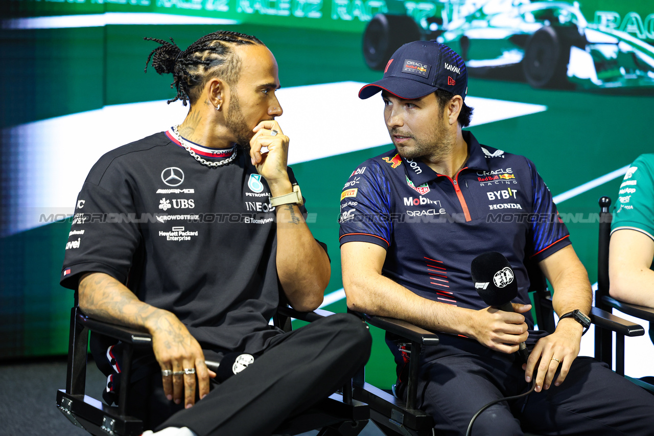 GP ARABIA SAUDITA, (L to R): Lewis Hamilton (GBR) Mercedes AMG F1 with Sergio Perez (MEX) Red Bull Racing, in the FIA Press Conference.

16.03.2023. Formula 1 World Championship, Rd 2, Saudi Arabian Grand Prix, Jeddah, Saudi Arabia, Preparation Day.

- www.xpbimages.com, EMail: requests@xpbimages.com ¬© Copyright: XPB Images