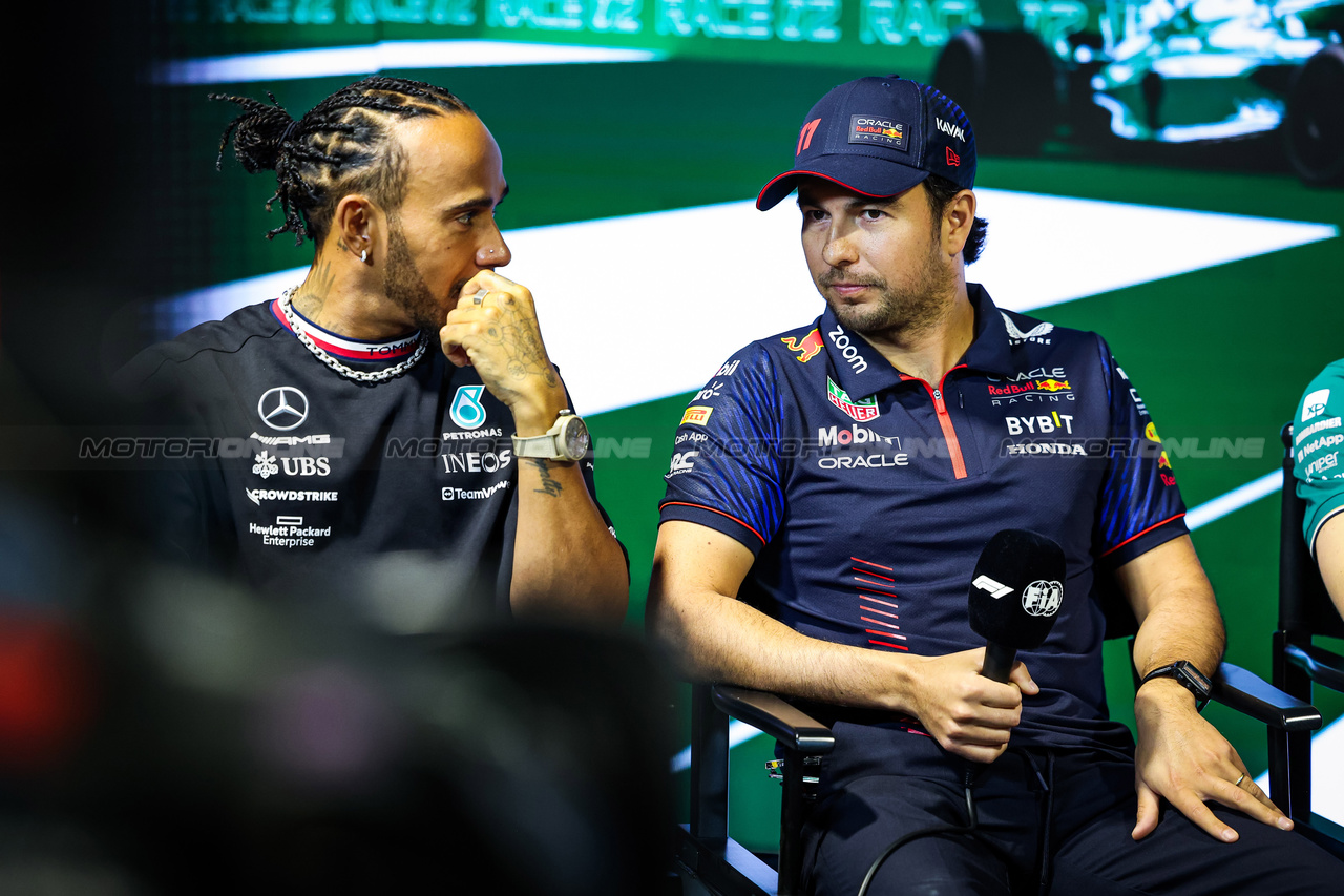 GP ARABIA SAUDITA, (L to R): Lewis Hamilton (GBR) Mercedes AMG F1 with Sergio Perez (MEX) Red Bull Racing, in the FIA Press Conference.

16.03.2023. Formula 1 World Championship, Rd 2, Saudi Arabian Grand Prix, Jeddah, Saudi Arabia, Preparation Day.

- www.xpbimages.com, EMail: requests@xpbimages.com ¬© Copyright: XPB Images