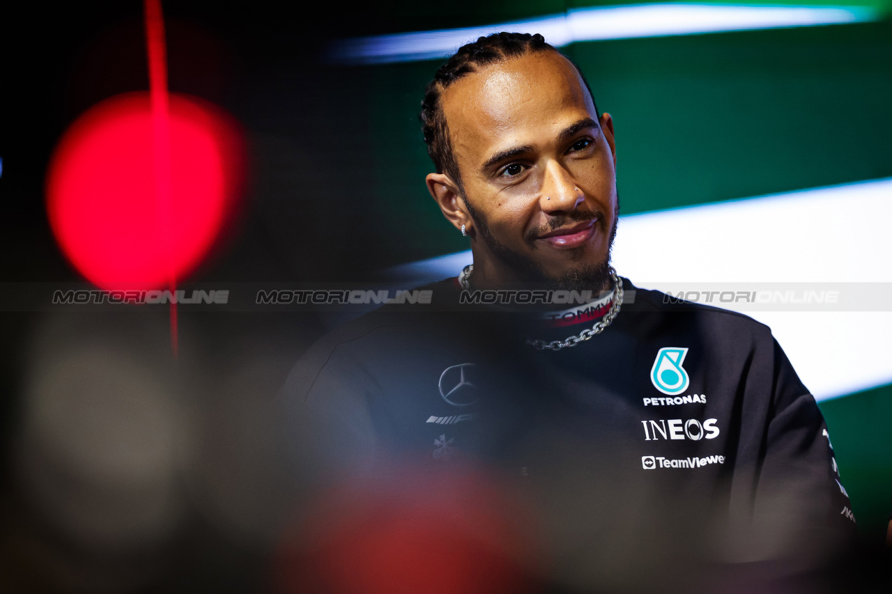 GP ARABIA SAUDITA, Lewis Hamilton (GBR) Mercedes AMG F1 in the FIA Press Conference.

16.03.2023. Formula 1 World Championship, Rd 2, Saudi Arabian Grand Prix, Jeddah, Saudi Arabia, Preparation Day.

- www.xpbimages.com, EMail: requests@xpbimages.com ¬© Copyright: XPB Images