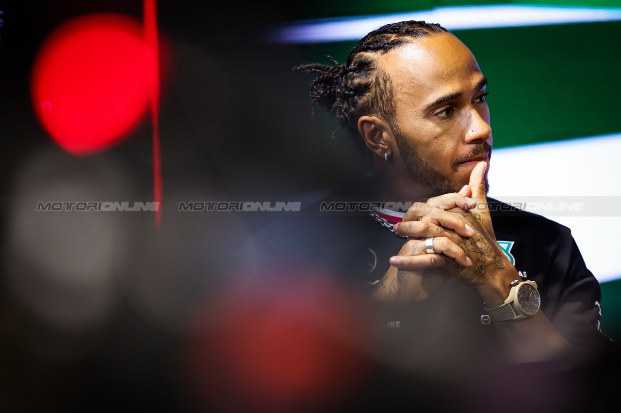 GP ARABIA SAUDITA, Lewis Hamilton (GBR) Mercedes AMG F1 in the FIA Press Conference.

16.03.2023. Formula 1 World Championship, Rd 2, Saudi Arabian Grand Prix, Jeddah, Saudi Arabia, Preparation Day.

- www.xpbimages.com, EMail: requests@xpbimages.com ¬© Copyright: XPB Images