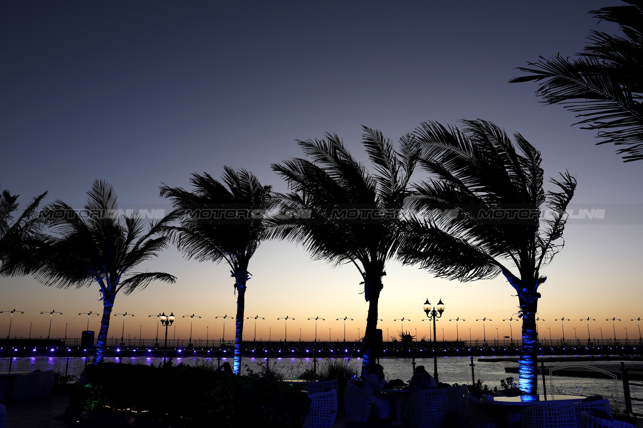 GP ARABIA SAUDITA, Circuit Atmosfera - sunset.

16.03.2023. Formula 1 World Championship, Rd 2, Saudi Arabian Grand Prix, Jeddah, Saudi Arabia, Preparation Day.

- www.xpbimages.com, EMail: requests@xpbimages.com ¬© Copyright: Rew / XPB Images