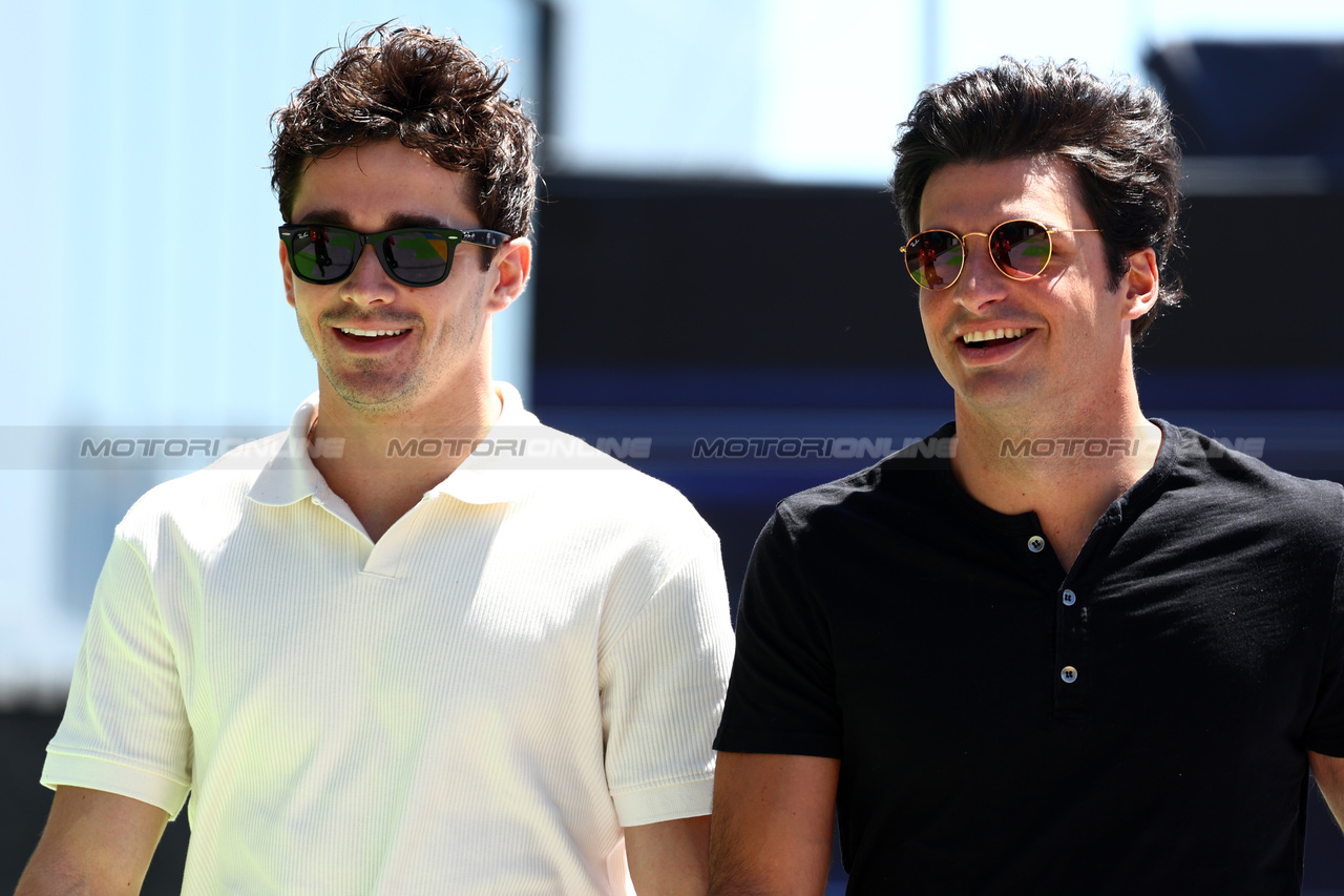 GP ARABIA SAUDITA, (L to R): Charles Leclerc (MON) Ferrari with team mate Carlos Sainz Jr (ESP) Ferrari.

16.03.2023. Formula 1 World Championship, Rd 2, Saudi Arabian Grand Prix, Jeddah, Saudi Arabia, Preparation Day.

 - www.xpbimages.com, EMail: requests@xpbimages.com ¬© Copyright: Coates / XPB Images