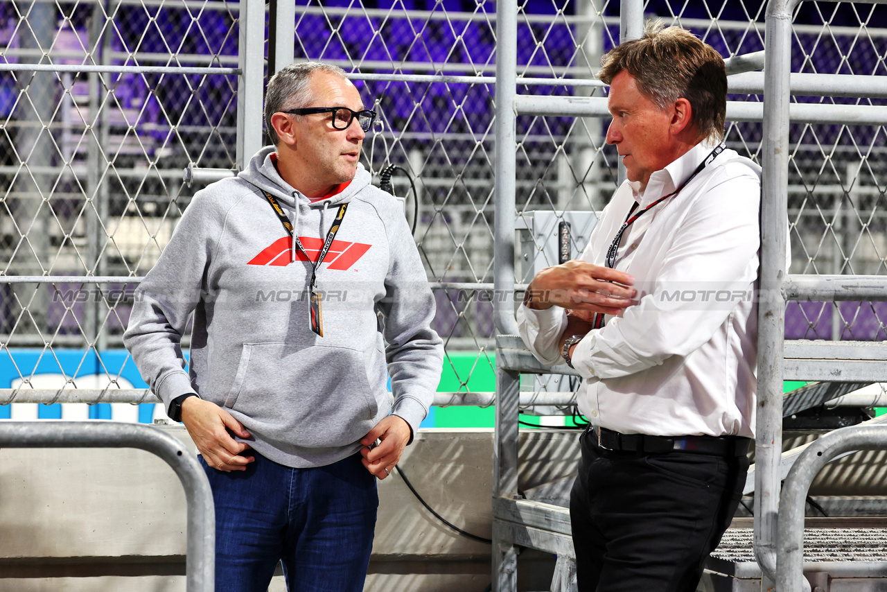 GP ARABIA SAUDITA, (L to R): Stefano Domenicali (ITA) Formula One President e CEO with Martin Whitaker (GBR) Saudi Arabian GP Chief Executive.

16.03.2023. Formula 1 World Championship, Rd 2, Saudi Arabian Grand Prix, Jeddah, Saudi Arabia, Preparation Day.

- www.xpbimages.com, EMail: requests@xpbimages.com ¬© Copyright: Moy / XPB Images