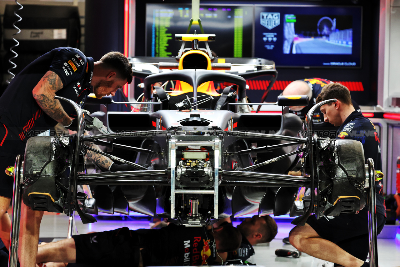 GP ARABIA SAUDITA, Red Bull Racing RB19 prepared by meccanici.

16.03.2023. Formula 1 World Championship, Rd 2, Saudi Arabian Grand Prix, Jeddah, Saudi Arabia, Preparation Day.

- www.xpbimages.com, EMail: requests@xpbimages.com ¬© Copyright: Rew / XPB Images