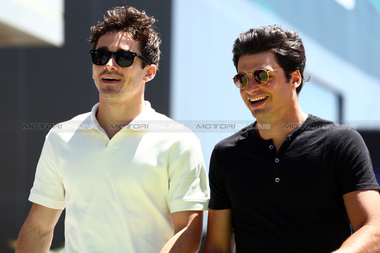 GP ARABIA SAUDITA, (L to R): Charles Leclerc (MON) Ferrari with team mate Carlos Sainz Jr (ESP) Ferrari.

16.03.2023. Formula 1 World Championship, Rd 2, Saudi Arabian Grand Prix, Jeddah, Saudi Arabia, Preparation Day.

 - www.xpbimages.com, EMail: requests@xpbimages.com ¬© Copyright: Coates / XPB Images