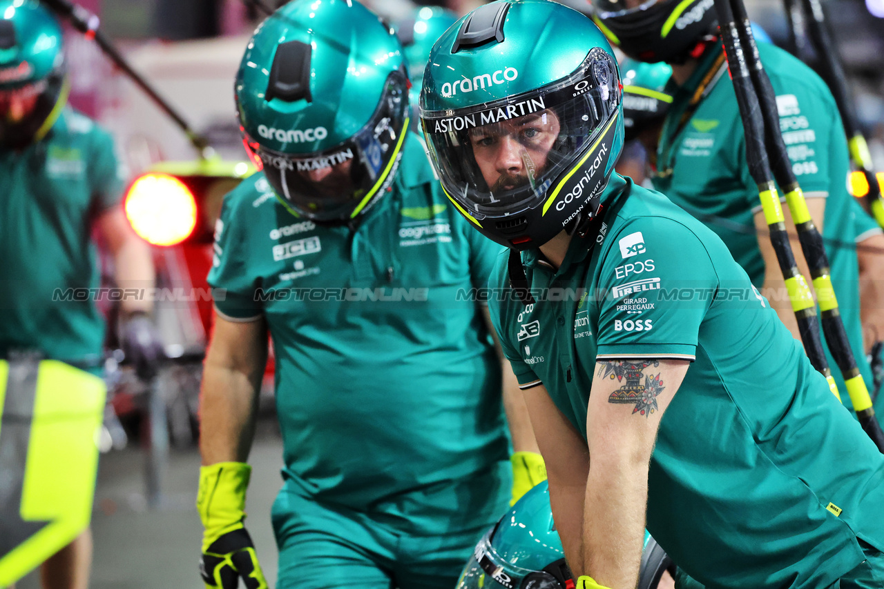 GP ARABIA SAUDITA, Aston Martin F1 Team meccanici practice a pit stop.

16.03.2023. Formula 1 World Championship, Rd 2, Saudi Arabian Grand Prix, Jeddah, Saudi Arabia, Preparation Day.

- www.xpbimages.com, EMail: requests@xpbimages.com ¬© Copyright: Rew / XPB Images