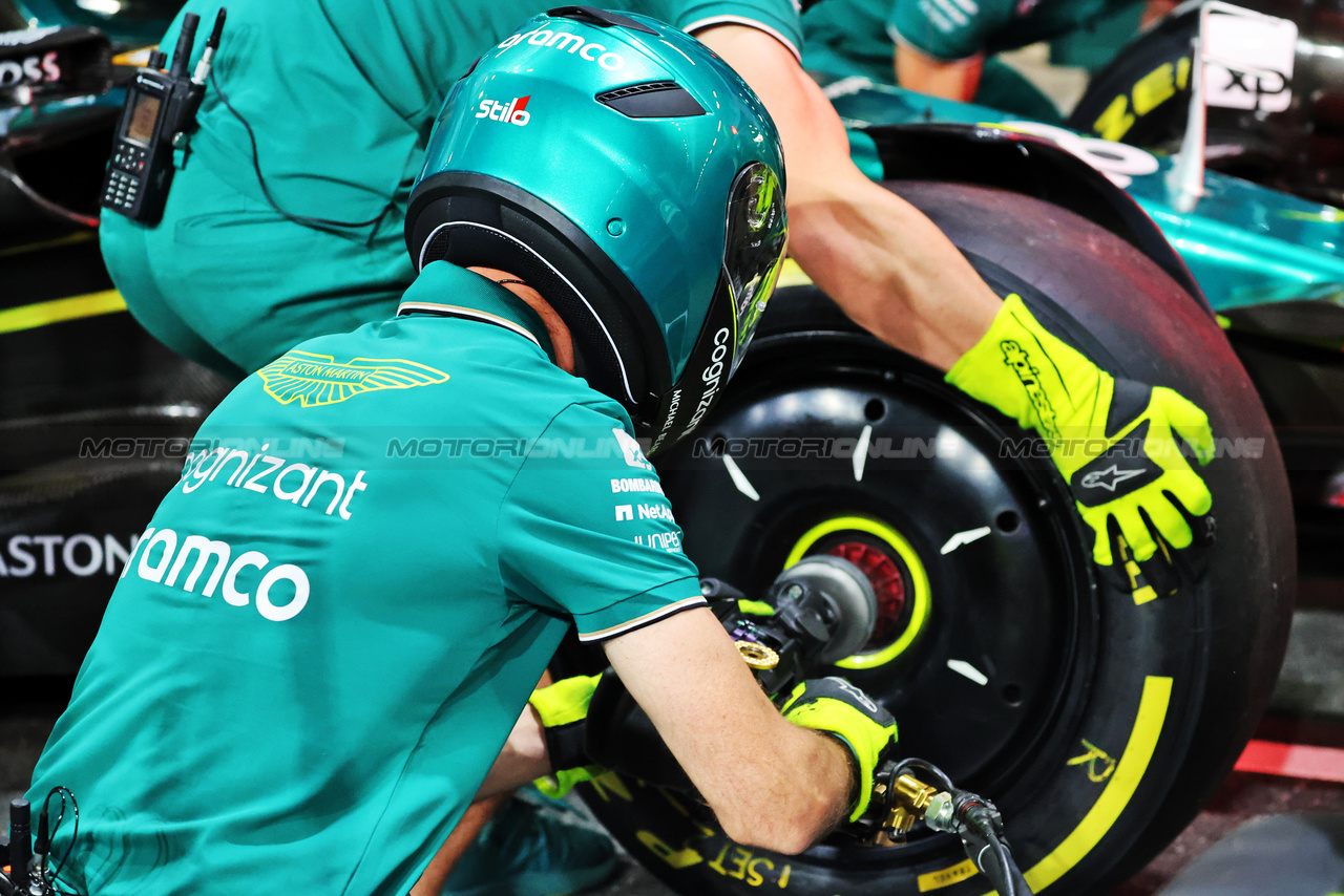 GP ARABIA SAUDITA, Aston Martin F1 Team meccanici practice a pit stop.

16.03.2023. Formula 1 World Championship, Rd 2, Saudi Arabian Grand Prix, Jeddah, Saudi Arabia, Preparation Day.

- www.xpbimages.com, EMail: requests@xpbimages.com ¬© Copyright: Rew / XPB Images