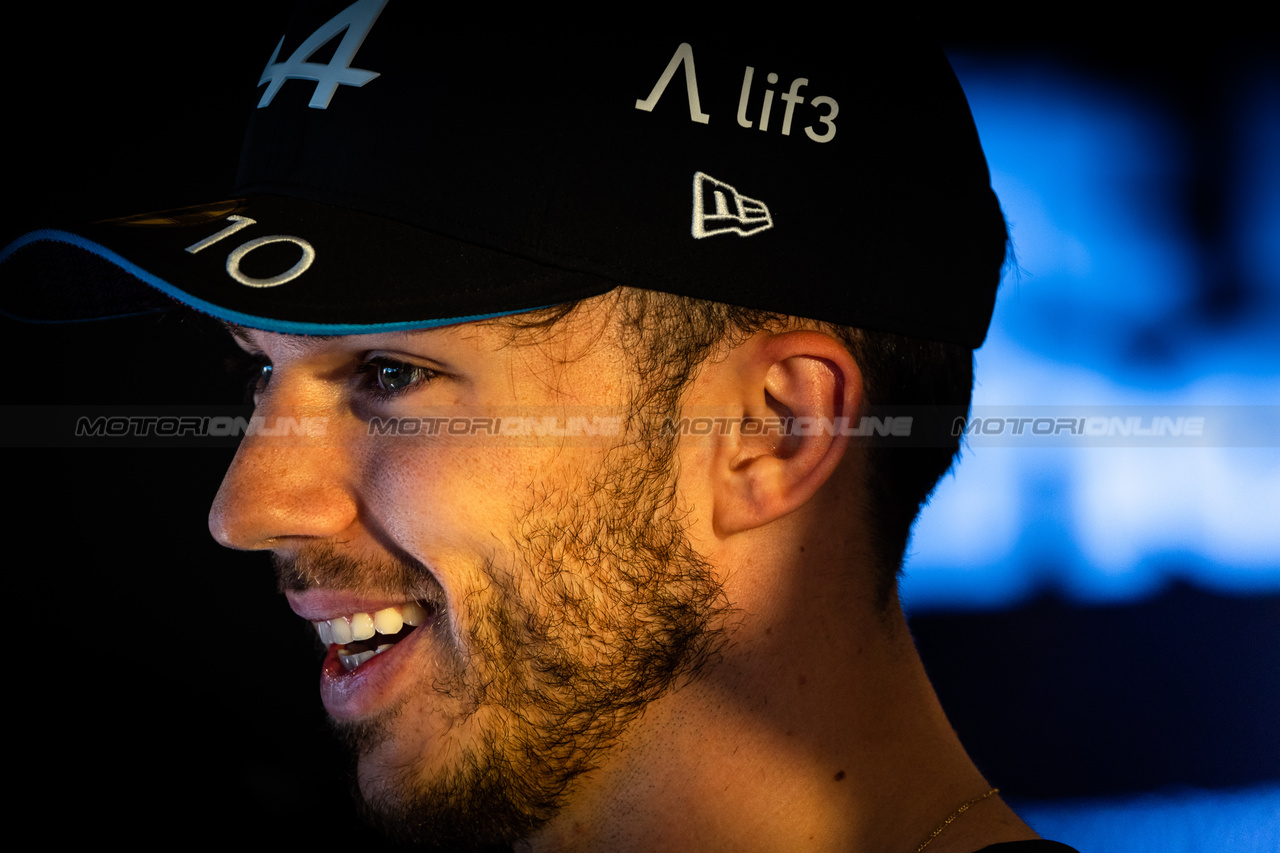 GP ARABIA SAUDITA, Pierre Gasly (FRA) Alpine F1 Team with the media.

16.03.2023. Formula 1 World Championship, Rd 2, Saudi Arabian Grand Prix, Jeddah, Saudi Arabia, Preparation Day.

- www.xpbimages.com, EMail: requests@xpbimages.com ¬© Copyright: Bearne / XPB Images