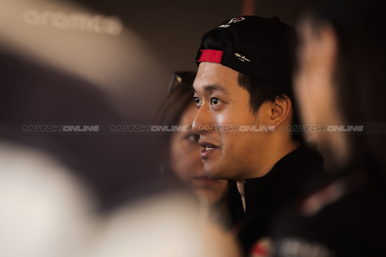 GP ARABIA SAUDITA, Zhou Guanyu (CHN) Alfa Romeo F1 Team with the media.

16.03.2023. Formula 1 World Championship, Rd 2, Saudi Arabian Grand Prix, Jeddah, Saudi Arabia, Preparation Day.

- www.xpbimages.com, EMail: requests@xpbimages.com ¬© Copyright: Bearne / XPB Images