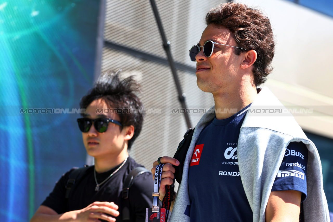 GP ARABIA SAUDITA, Nyck de Vries (NLD) AlphaTauri with team mate Yuki Tsunoda (JPN) AlphaTauri.

16.03.2023. Formula 1 World Championship, Rd 2, Saudi Arabian Grand Prix, Jeddah, Saudi Arabia, Preparation Day.

 - www.xpbimages.com, EMail: requests@xpbimages.com ¬© Copyright: Coates / XPB Images