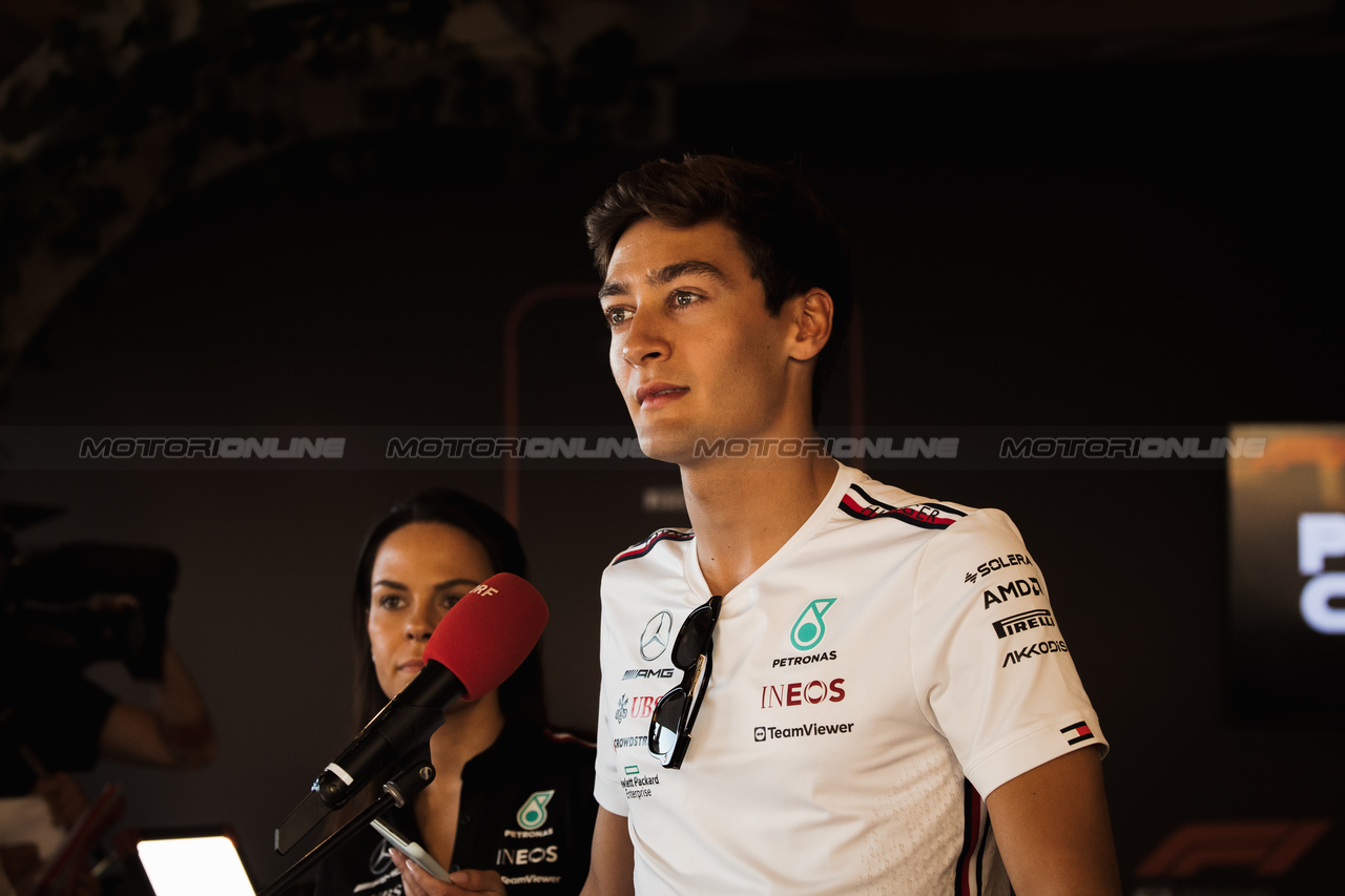 GP ARABIA SAUDITA, George Russell (GBR) Mercedes AMG F1 with the media.

16.03.2023. Formula 1 World Championship, Rd 2, Saudi Arabian Grand Prix, Jeddah, Saudi Arabia, Preparation Day.

- www.xpbimages.com, EMail: requests@xpbimages.com ¬© Copyright: Bearne / XPB Images