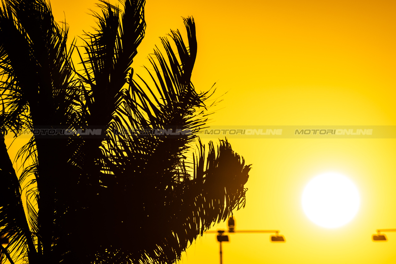 GP ARABIA SAUDITA, Circuit Atmosfera - sunset.

16.03.2023. Formula 1 World Championship, Rd 2, Saudi Arabian Grand Prix, Jeddah, Saudi Arabia, Preparation Day.

- www.xpbimages.com, EMail: requests@xpbimages.com ¬© Copyright: Bearne / XPB Images