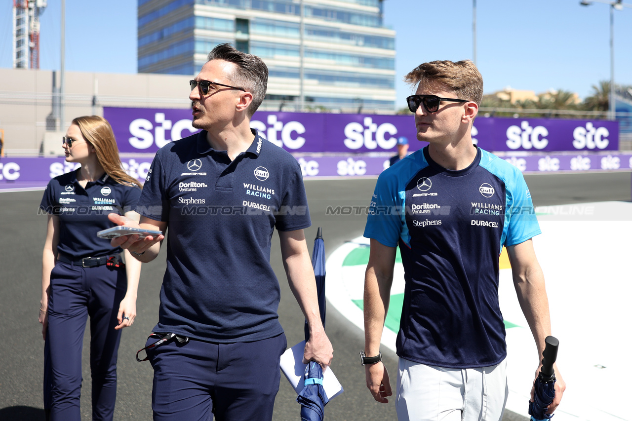 GP ARABIA SAUDITA, Logan Sargeant (USA) Williams Racing walks the circuit with the team.

16.03.2023. Formula 1 World Championship, Rd 2, Saudi Arabian Grand Prix, Jeddah, Saudi Arabia, Preparation Day.

- www.xpbimages.com, EMail: requests@xpbimages.com ¬© Copyright: Bearne / XPB Images