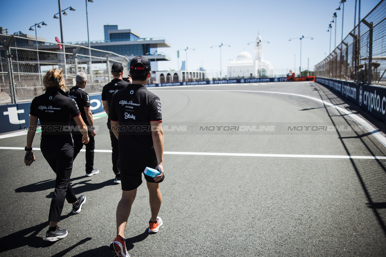 GP ARABIA SAUDITA, Zhou Guanyu (CHN) Alfa Romeo F1 Team walks the circuit with the team.

16.03.2023. Formula 1 World Championship, Rd 2, Saudi Arabian Grand Prix, Jeddah, Saudi Arabia, Preparation Day.

- www.xpbimages.com, EMail: requests@xpbimages.com ¬© Copyright: Bearne / XPB Images