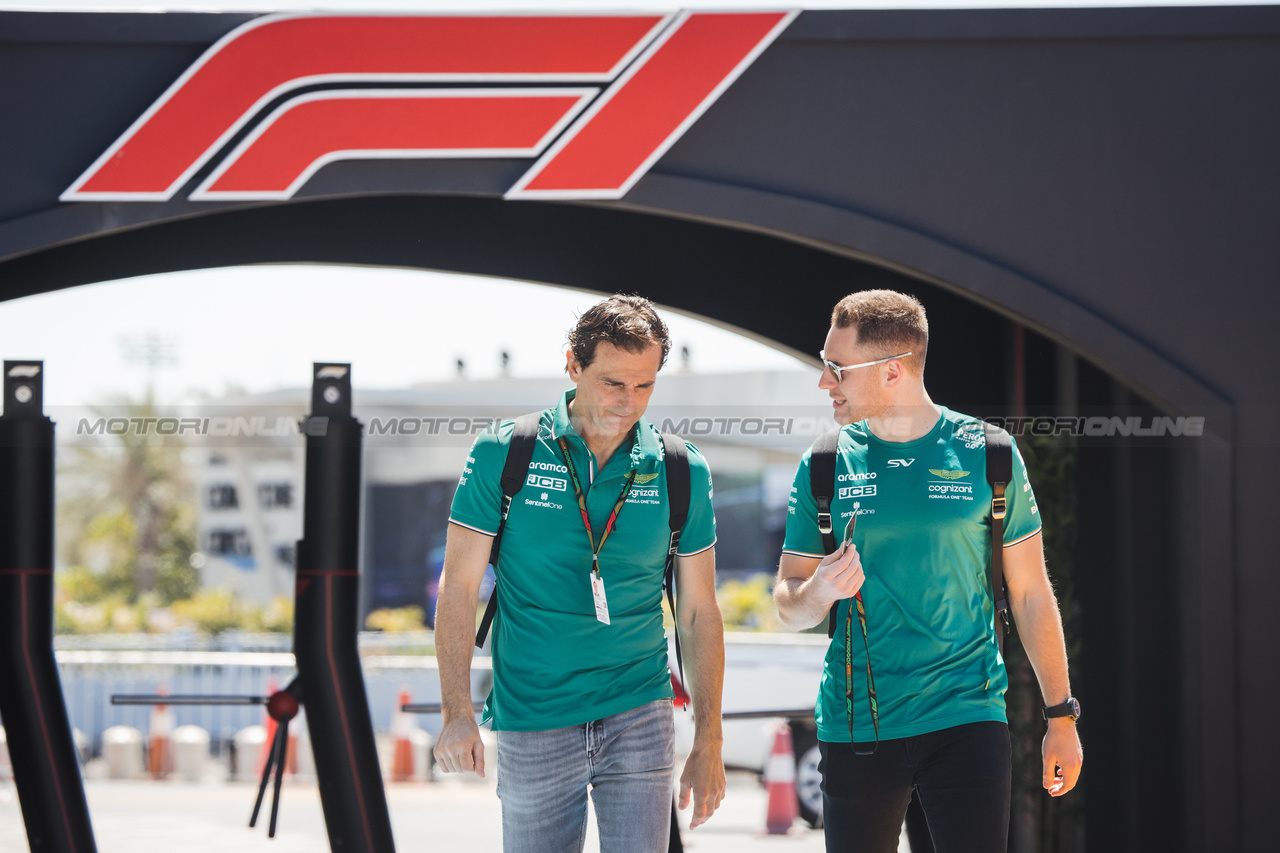 GP ARABIA SAUDITA, (L to R):Pedro De La Rosa (ESP) Aston Martin F1 Team, Team Ambassador with Stoffel Vandoorne (BEL) Aston Martin F1 Team Test e Reserve Driver.

16.03.2023. Formula 1 World Championship, Rd 2, Saudi Arabian Grand Prix, Jeddah, Saudi Arabia, Preparation Day.

- www.xpbimages.com, EMail: requests@xpbimages.com ¬© Copyright: Bearne / XPB Images