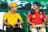 GP ARABIA SAUDITA, (L to R): Lando Norris (GBR) McLaren e Carlos Sainz Jr (ESP) Ferrari in the FIA Press Conference.
16.03.2023. Formula 1 World Championship, Rd 2, Saudi Arabian Grand Prix, Jeddah, Saudi Arabia, Preparation Day.
- www.xpbimages.com, EMail: requests@xpbimages.com ¬© Copyright: XPB Images
