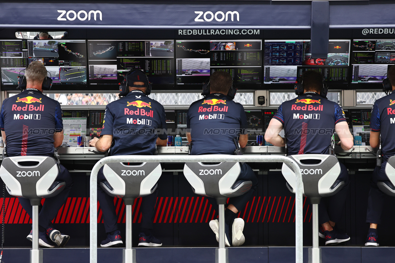 GP ARABIA SAUDITA, Red Bull Racing pit gantry.

18.03.2023. Formula 1 World Championship, Rd 2, Saudi Arabian Grand Prix, Jeddah, Saudi Arabia, Qualifiche Day.

- www.xpbimages.com, EMail: requests@xpbimages.com © Copyright: Batchelor / XPB Images