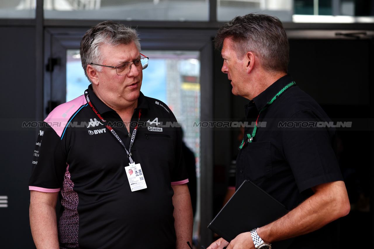 GP ARABIA SAUDITA, (L to R): Otmar Szafnauer (USA) Alpine F1 Team, Team Principal with Graeme Lowdon (GBR).

18.03.2023. Formula 1 World Championship, Rd 2, Saudi Arabian Grand Prix, Jeddah, Saudi Arabia, Qualifiche Day.

- www.xpbimages.com, EMail: requests@xpbimages.com © Copyright: Moy / XPB Images