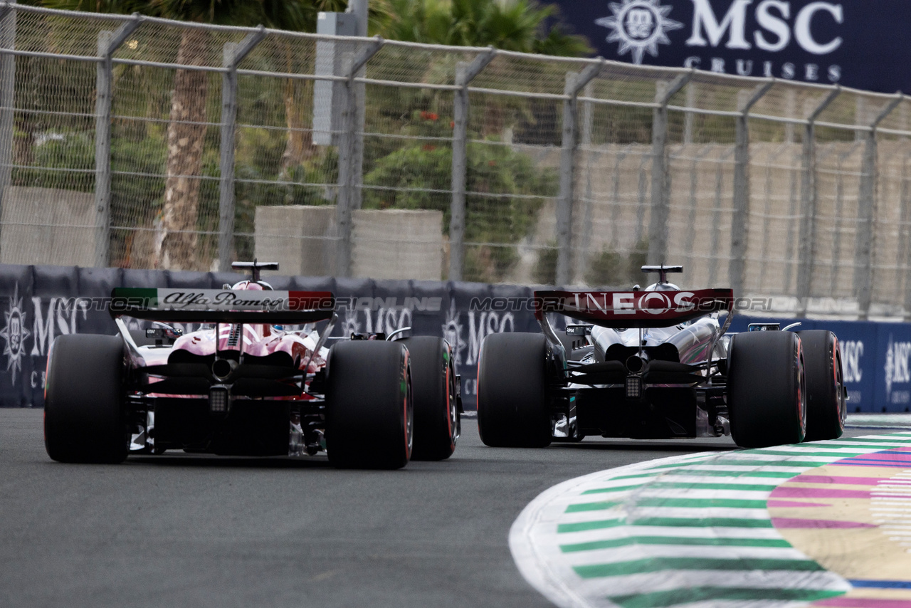 GP ARABIA SAUDITA, George Russell (GBR) Mercedes AMG F1 W14 e Valtteri Bottas (FIN) Alfa Romeo F1 Team C43.

18.03.2023. Formula 1 World Championship, Rd 2, Saudi Arabian Grand Prix, Jeddah, Saudi Arabia, Qualifiche Day.

- www.xpbimages.com, EMail: requests@xpbimages.com © Copyright: Rew / XPB Images