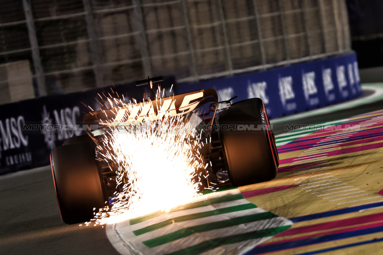 GP ARABIA SAUDITA, Kevin Magnussen (DEN) Haas VF-23 sends sparks flying.

18.03.2023. Formula 1 World Championship, Rd 2, Saudi Arabian Grand Prix, Jeddah, Saudi Arabia, Qualifiche Day.

 - www.xpbimages.com, EMail: requests@xpbimages.com © Copyright: Coates / XPB Images