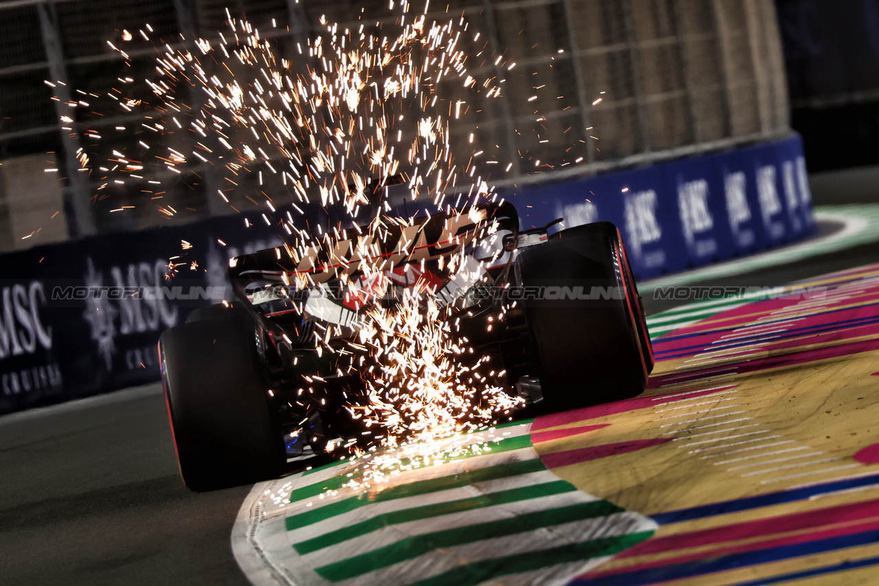 GP ARABIA SAUDITA, Kevin Magnussen (DEN) Haas VF-23 sends sparks flying.

18.03.2023. Formula 1 World Championship, Rd 2, Saudi Arabian Grand Prix, Jeddah, Saudi Arabia, Qualifiche Day.

 - www.xpbimages.com, EMail: requests@xpbimages.com © Copyright: Coates / XPB Images