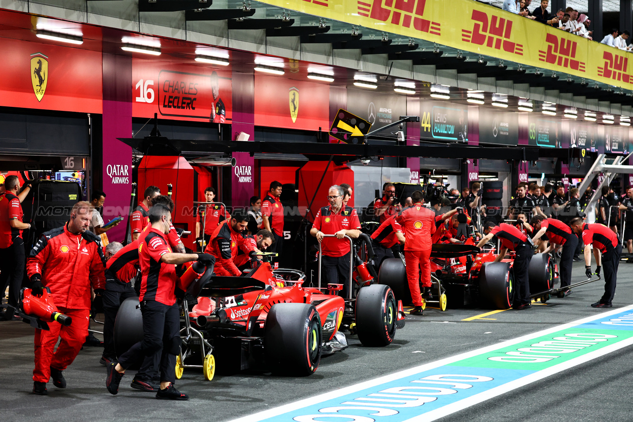 GP ARABIA SAUDITA, Charles Leclerc (MON) Ferrari SF-23 e Carlos Sainz Jr (ESP) Ferrari SF-23 in the pits.

18.03.2023. Formula 1 World Championship, Rd 2, Saudi Arabian Grand Prix, Jeddah, Saudi Arabia, Qualifiche Day.

- www.xpbimages.com, EMail: requests@xpbimages.com © Copyright: Batchelor / XPB Images