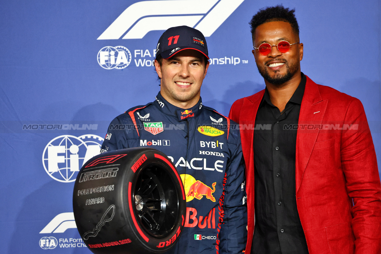 GP ARABIA SAUDITA, Sergio Perez (MEX) Red Bull Racing receives the Pirelli Pole Position Award from Patrice Evra (FRA) Former Football Player.

18.03.2023. Formula 1 World Championship, Rd 2, Saudi Arabian Grand Prix, Jeddah, Saudi Arabia, Qualifiche Day.

- www.xpbimages.com, EMail: requests@xpbimages.com © Copyright: Batchelor / XPB Images