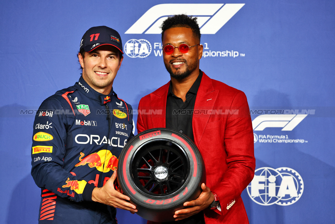 GP ARABIA SAUDITA, Sergio Perez (MEX) Red Bull Racing receives the Pirelli Pole Position Award from Patrice Evra (FRA) Former Football Player.

18.03.2023. Formula 1 World Championship, Rd 2, Saudi Arabian Grand Prix, Jeddah, Saudi Arabia, Qualifiche Day.

- www.xpbimages.com, EMail: requests@xpbimages.com © Copyright: Batchelor / XPB Images